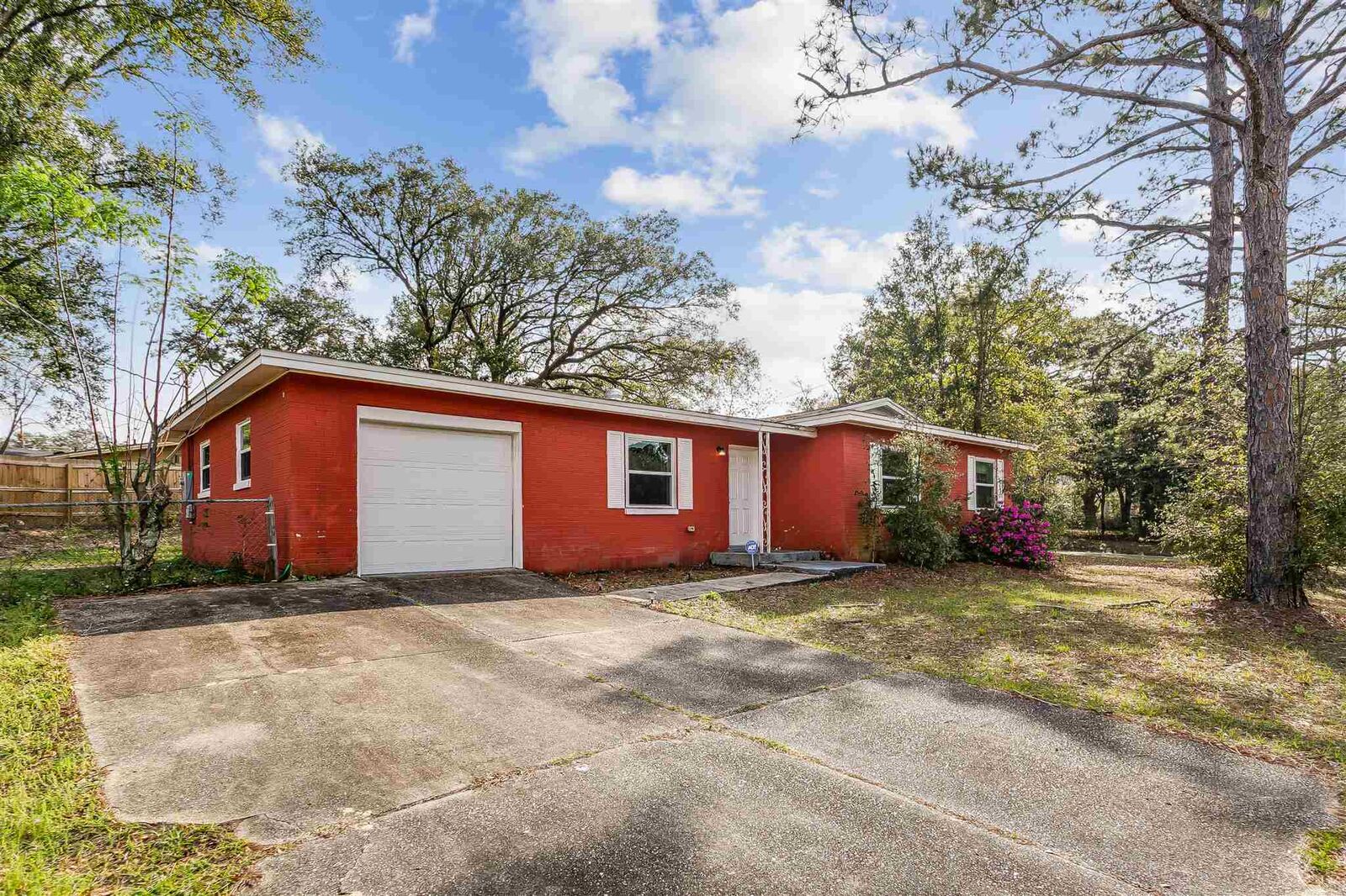 Property Photo: 2097 Massachusetts Ave FL 32505