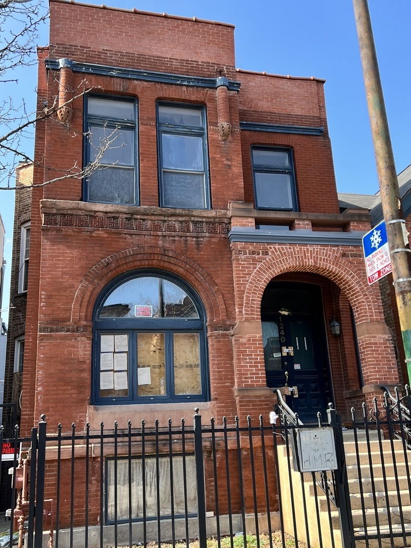 Property Photo: 1240 N Damen Avenue 1 IL 60622