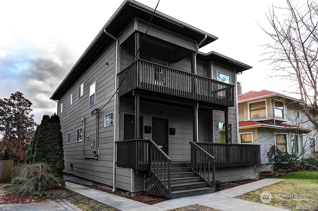 Property Photo:  1906 3rd Avenue W 2  WA 98119 