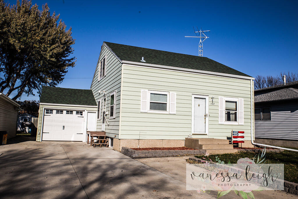 Property Photo:  1507 SE 3rd Ave  SD 57401 