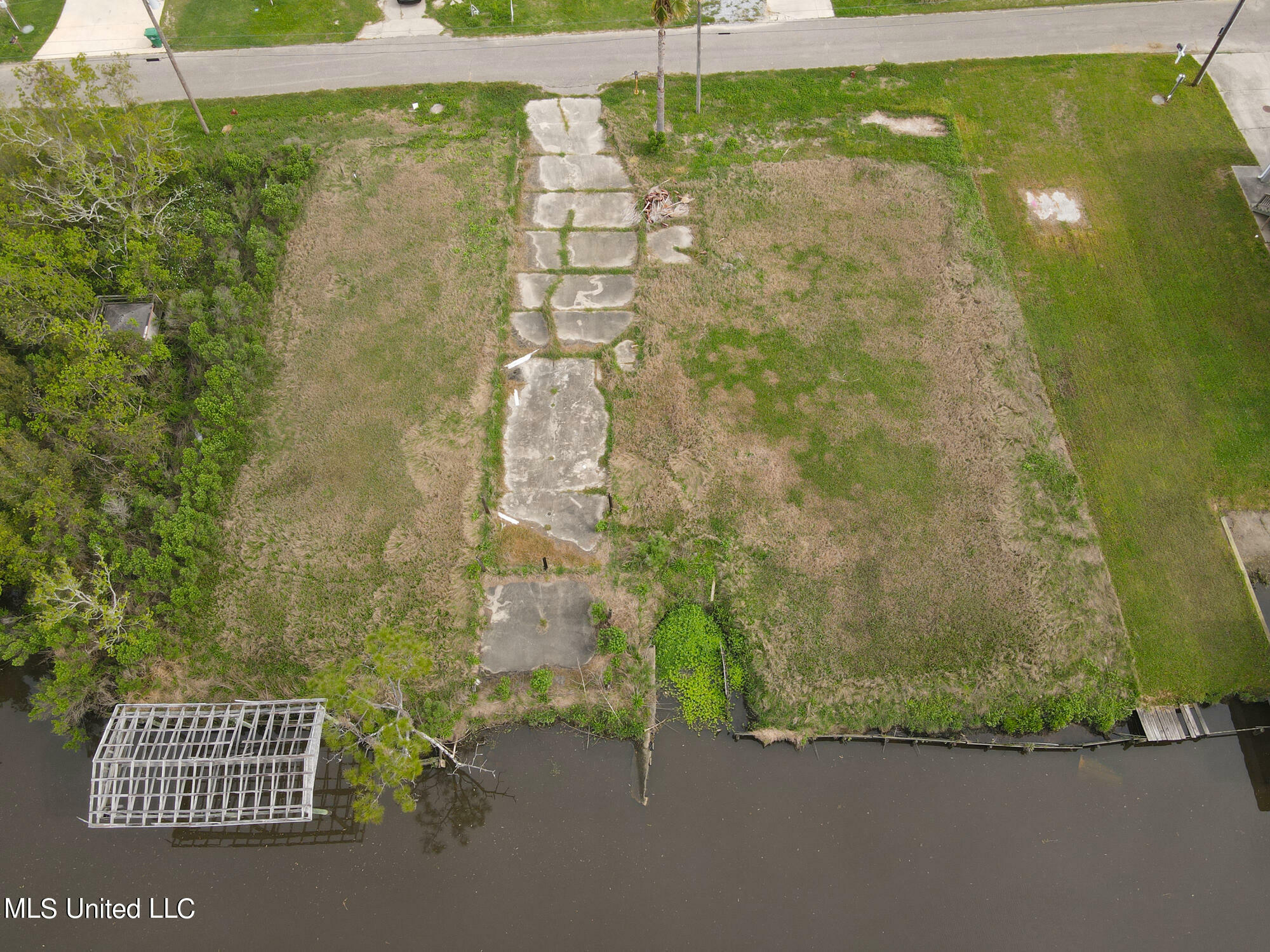 Property Photo:  207 Tarpon Drive  MS 39520 