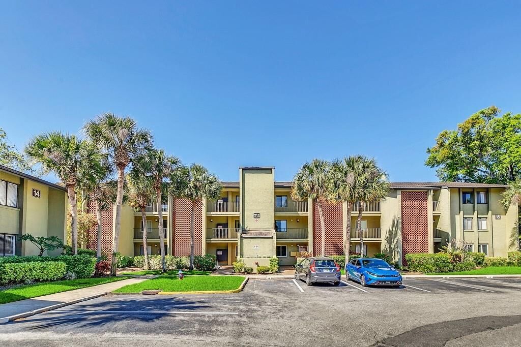 Property Photo:  15 Escondido Court 144  FL 32701 