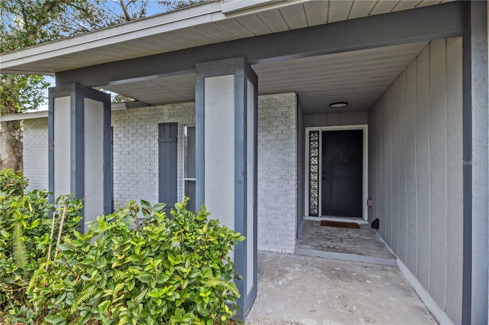 Property Photo:  404 King Louis Court  FL 33584 