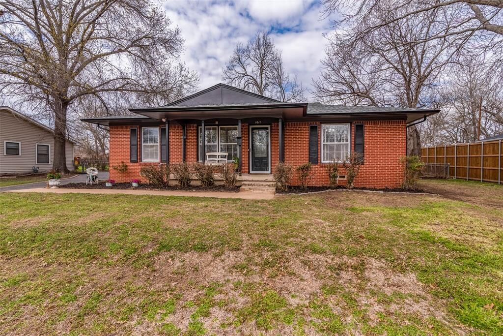 Property Photo: 1011 W Brockett Street TX 75092
