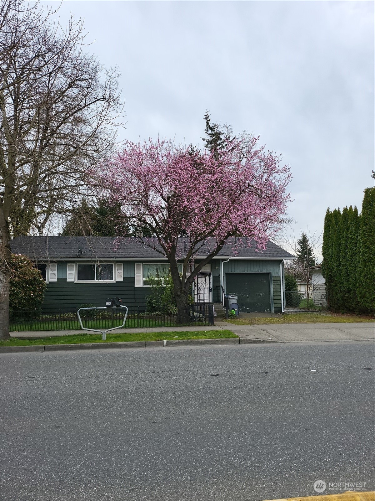 Property Photo:  720 N 4th Avenue  WA 98032 