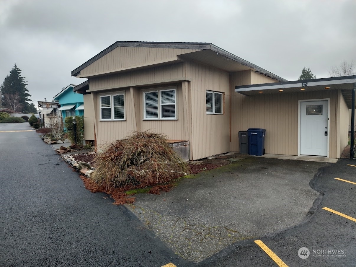 Property Photo:  14322 Admiralty Way 69  WA 98087 