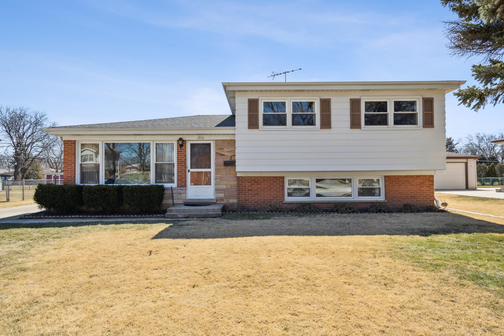 Property Photo: 1711 W Lincoln Street IL 60056