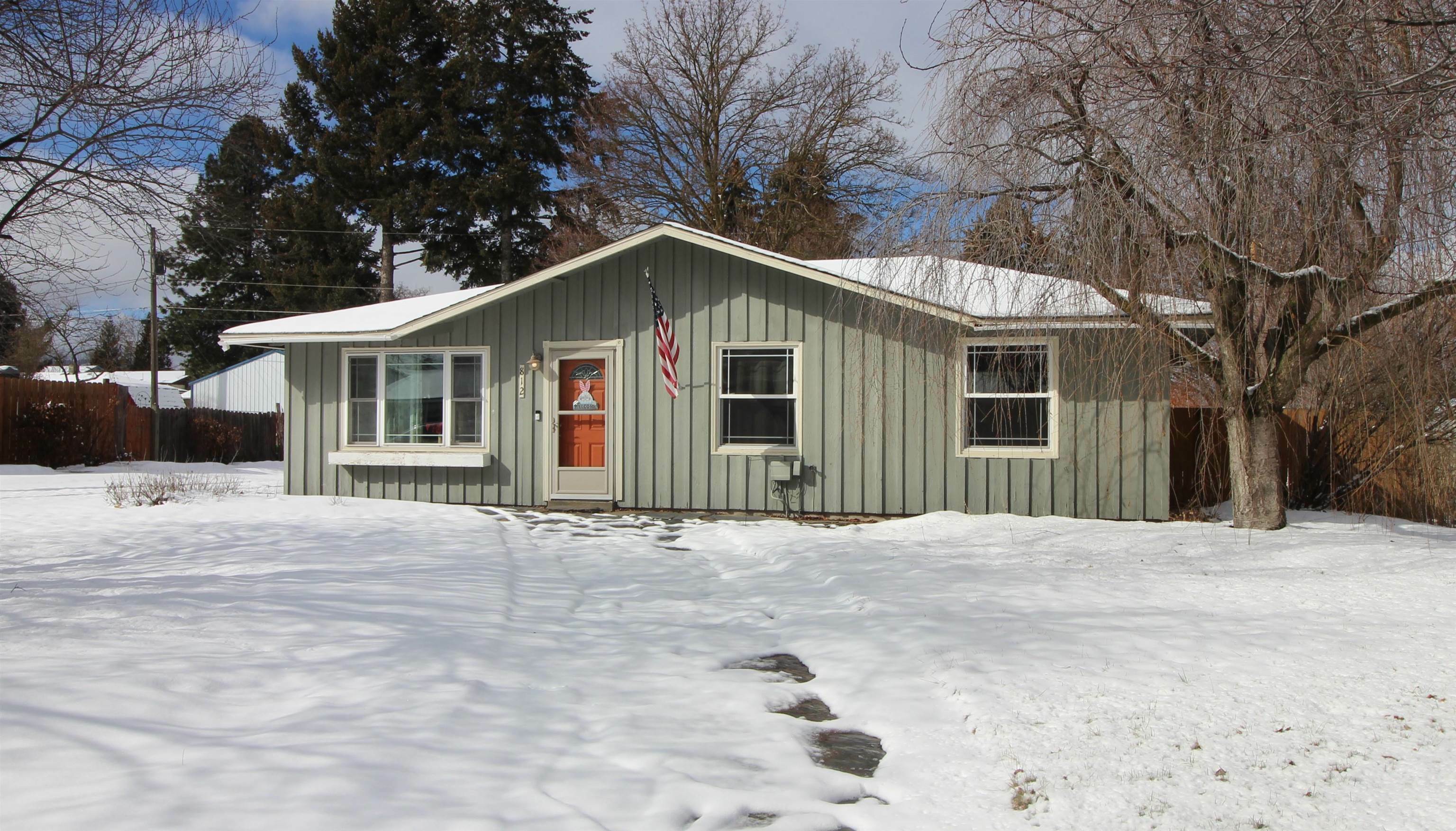 Property Photo: 812 S Best Rd WA 99037