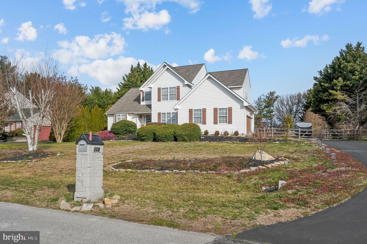 Property Photo:  106 E Delaware Canal Court  DE 19709 