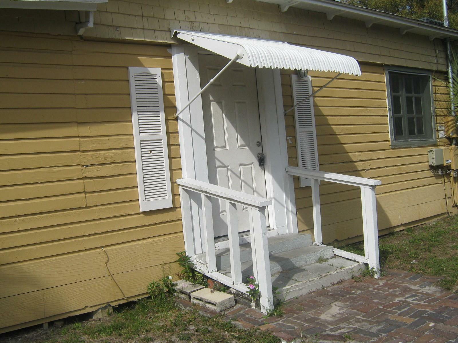Property Photo: 718 E Wood Street FL 33604