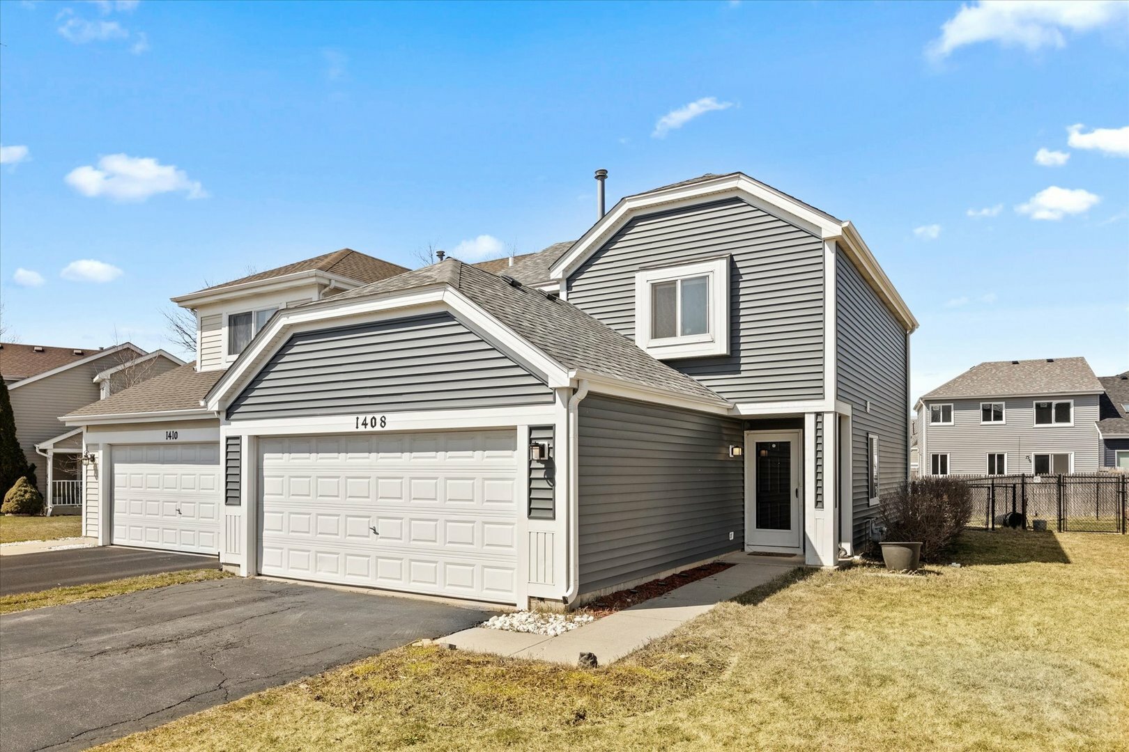 Property Photo:  1408 S Pembroke Drive  IL 60177 