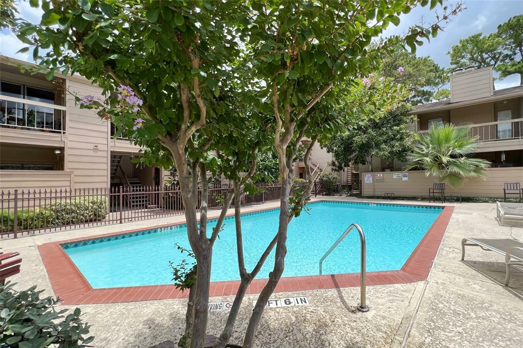 Property Photo:  2125 Augusta Drive 39  TX 77057 