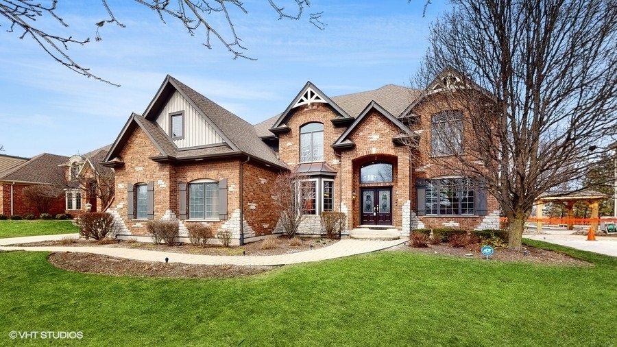 Property Photo: 679 Oak Lane IL 60177