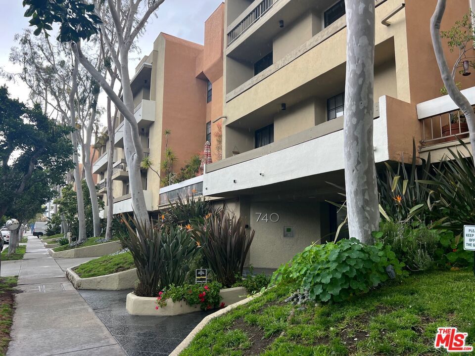 Property Photo:  740 N Kings Road 325  CA 90069 