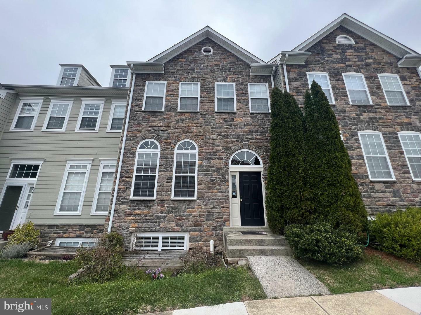 Property Photo:  852 Rockford Square NE  VA 20176 