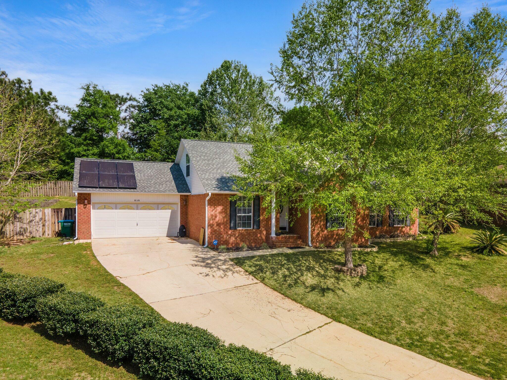 Property Photo: 818 Travis Court FL 32536