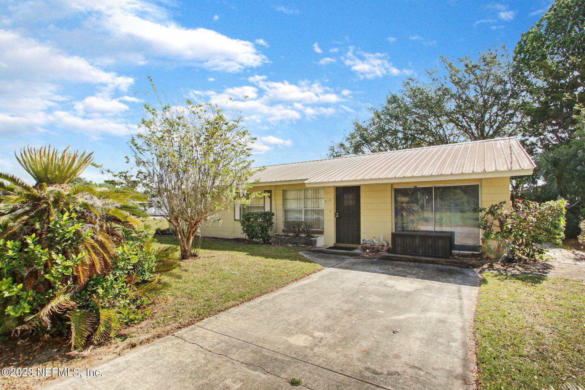 Property Photo:  910 Oakwood Street  FL 32112 