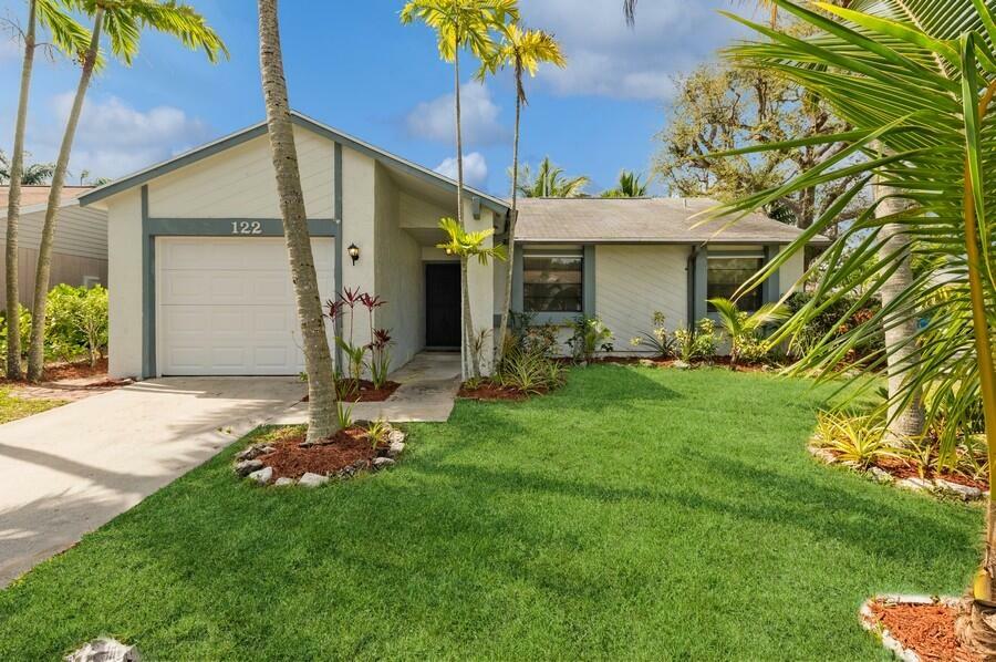 Property Photo: 122 Rosewood Circle FL 33458