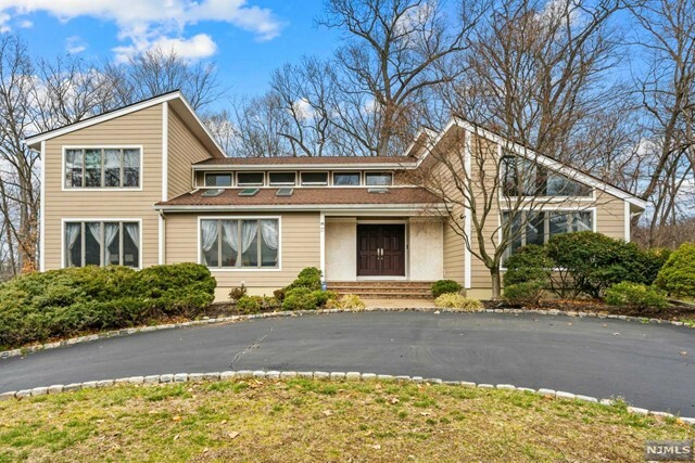 Property Photo:  17 Aspen Drive  NJ 07039 