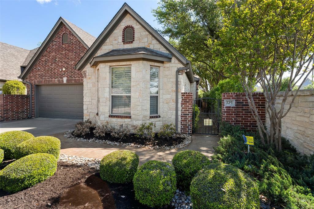 Property Photo:  725 N Avalon Court  TX 76048 