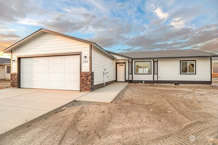 Property Photo: 916 Q Street SW WA 98848