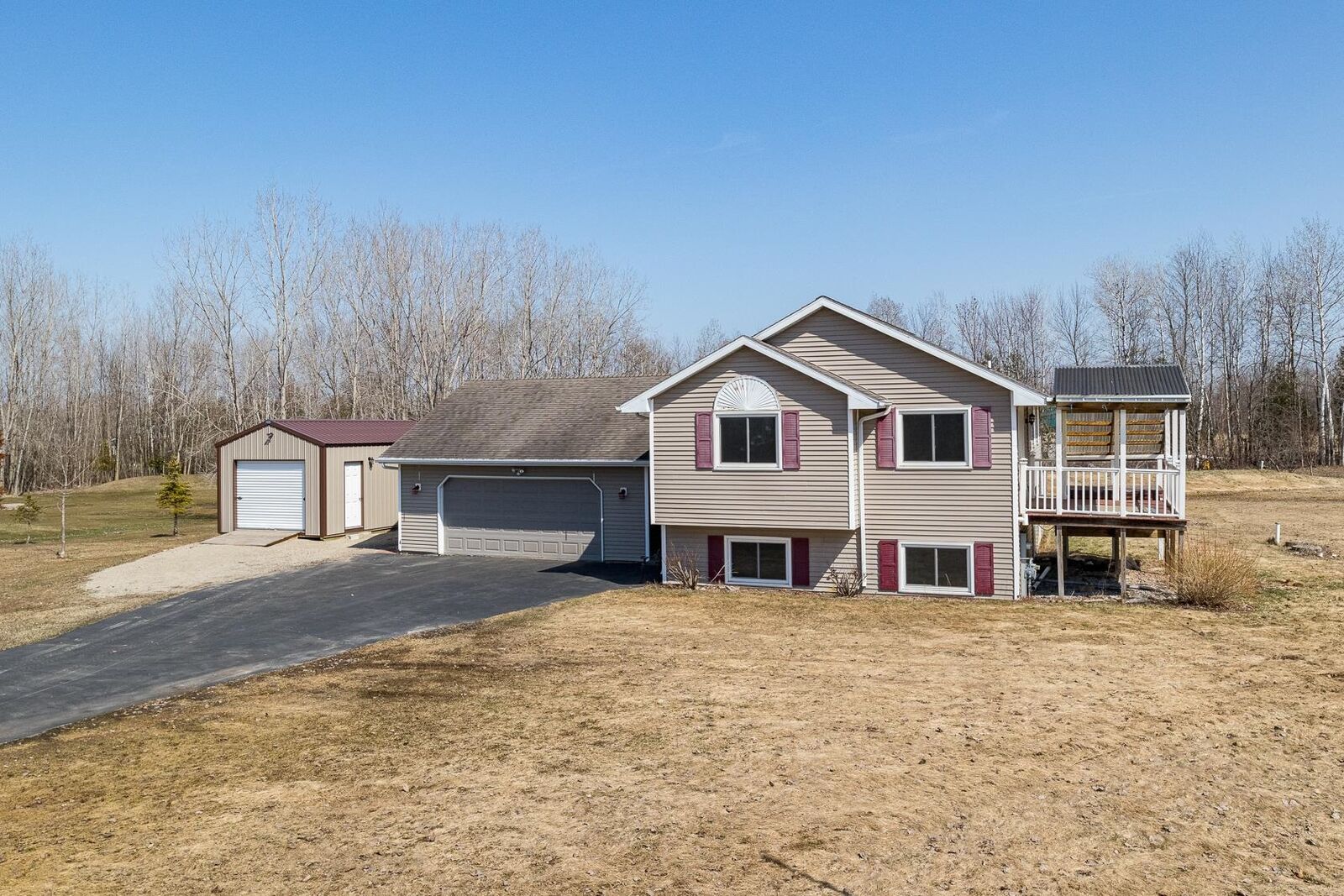 Property Photo: 1668 Mapleridge Circle WI 54171-9507