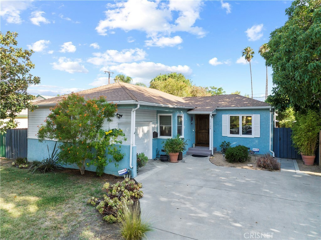 Property Photo:  19128 Archwood Street  CA 91335 