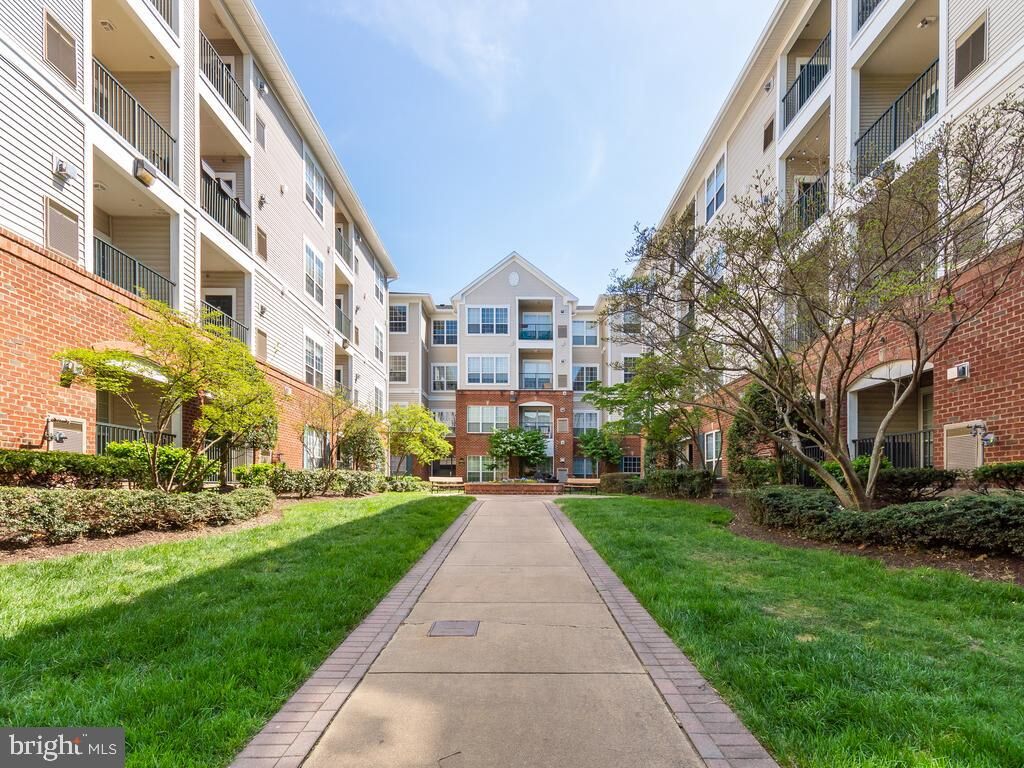 Property Photo:  4862 Eisenhower Avenue 359  VA 22304 