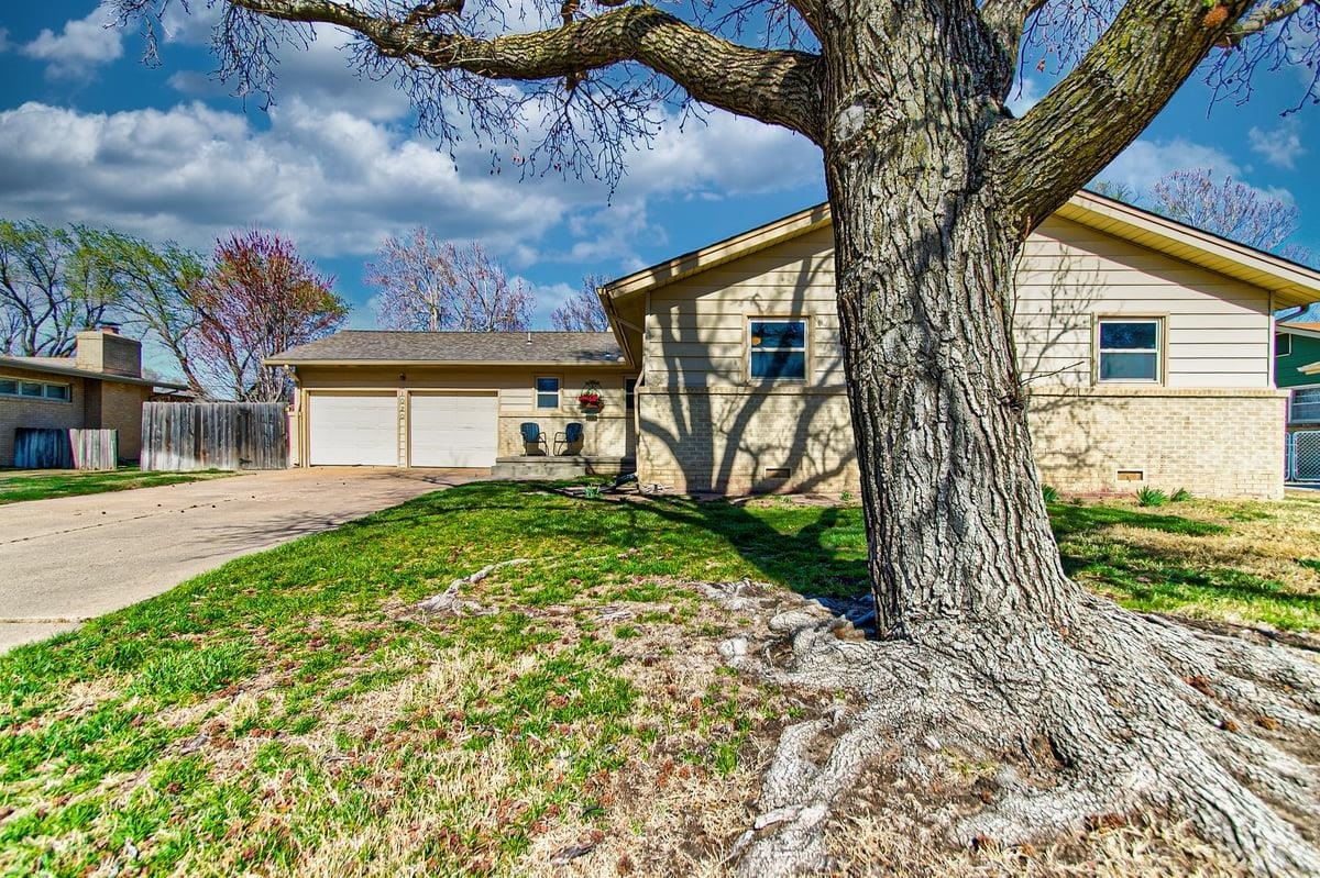 Property Photo:  1020 N Brookfield St  KS 67206 