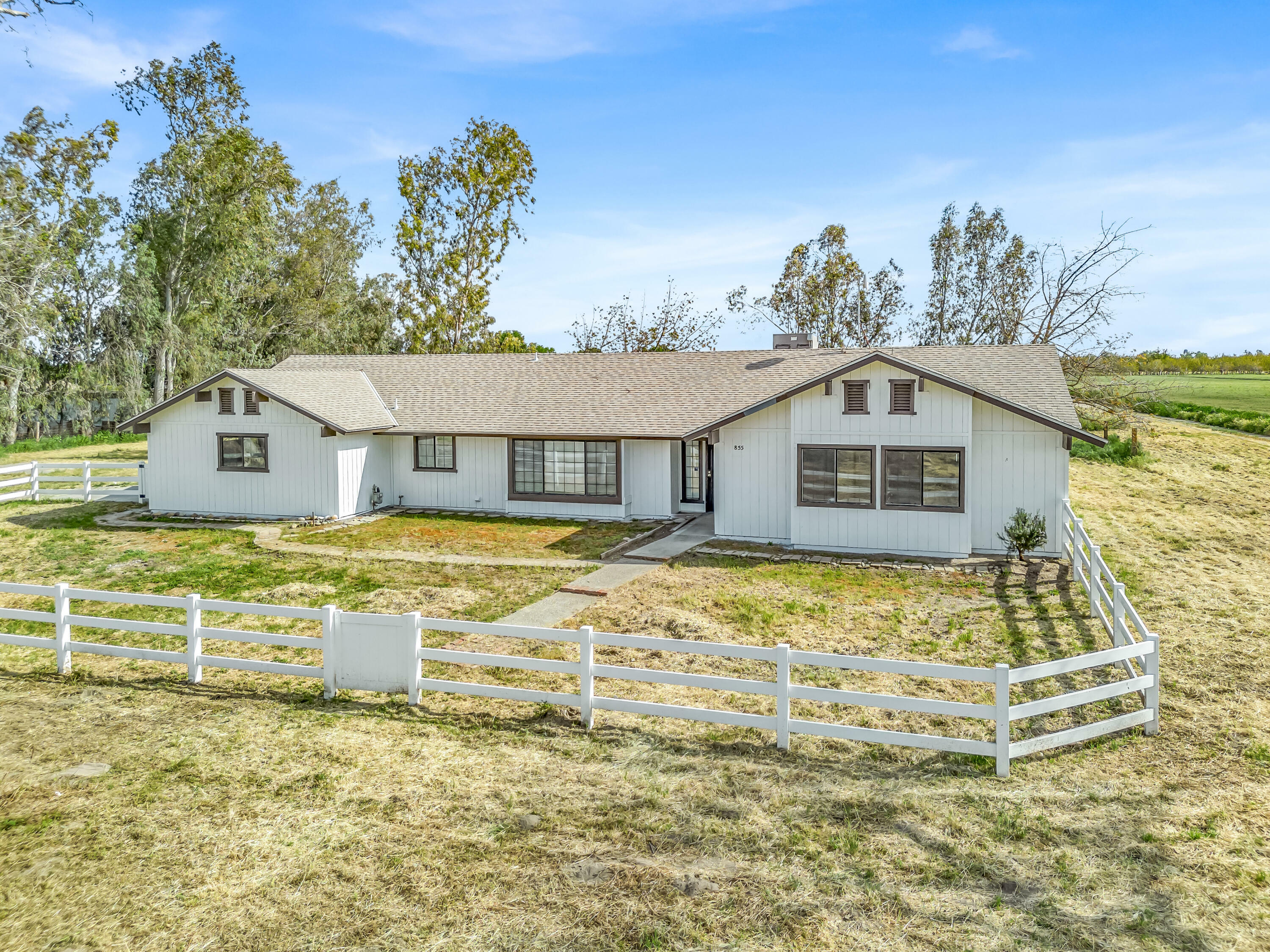 Property Photo: 855 E Mt Whitney Avenue CA 93242