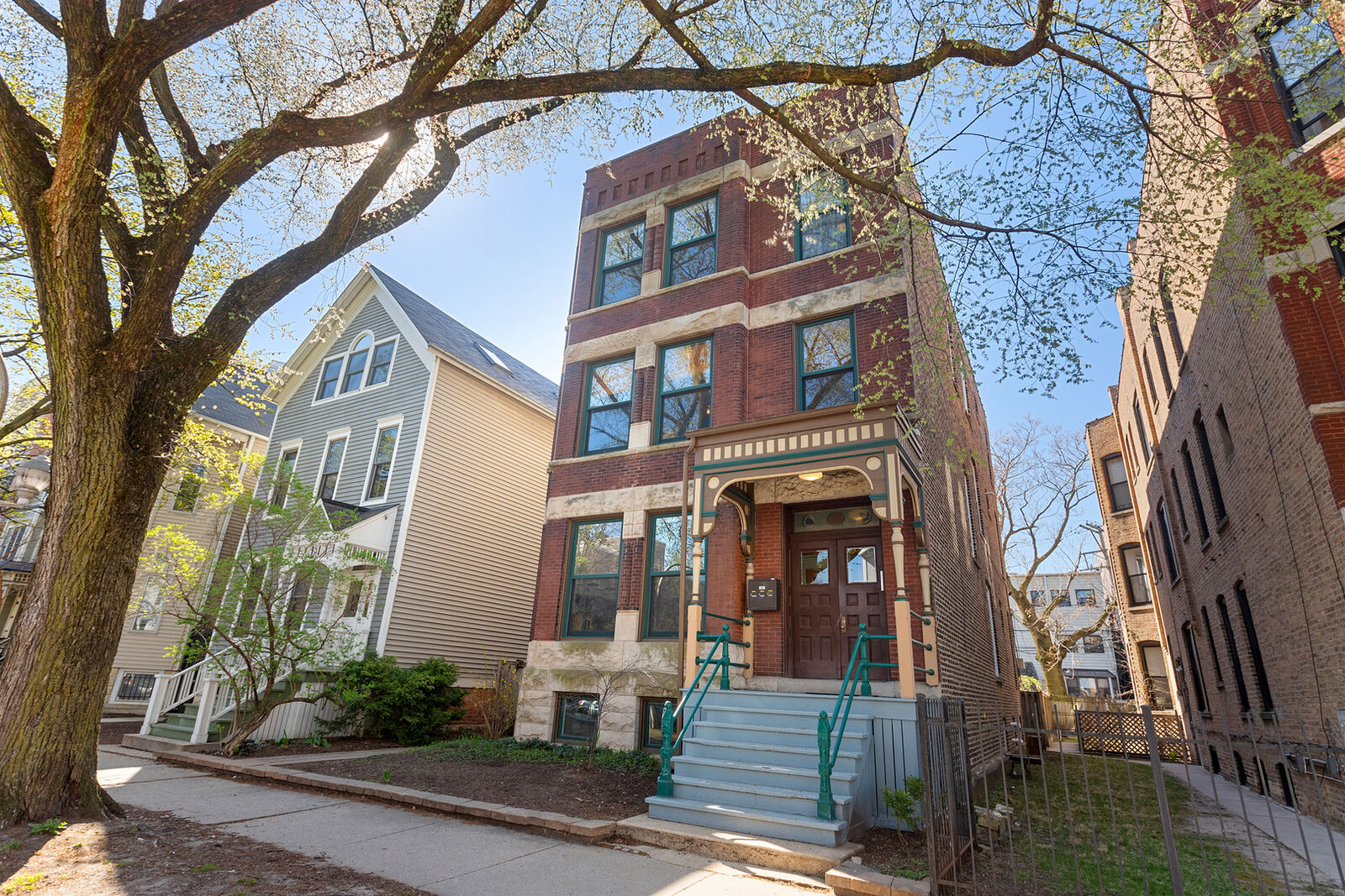 Property Photo: 929 W Fletcher Street IL 60657