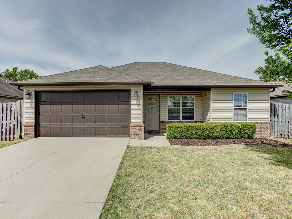 Property Photo:  3100 S 7th Street  AR 72758 