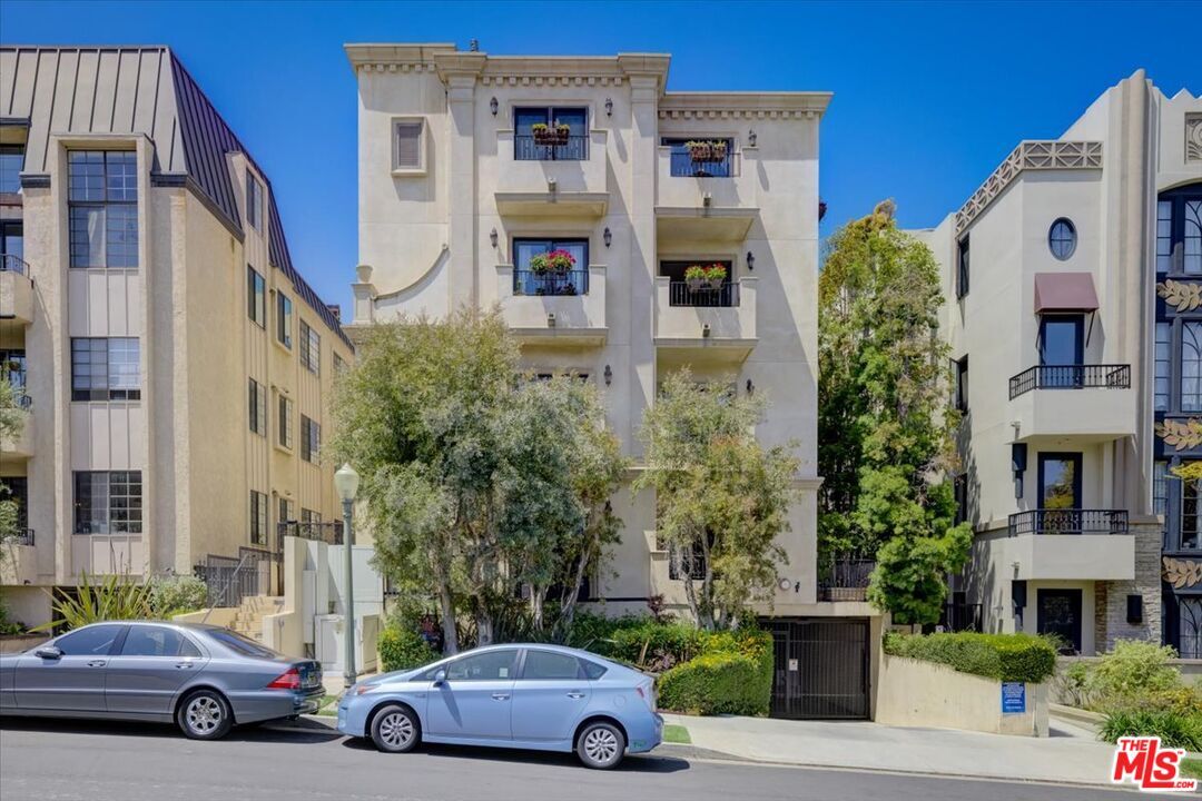 Property Photo: 10319 Almayo Ave 402 CA 90064