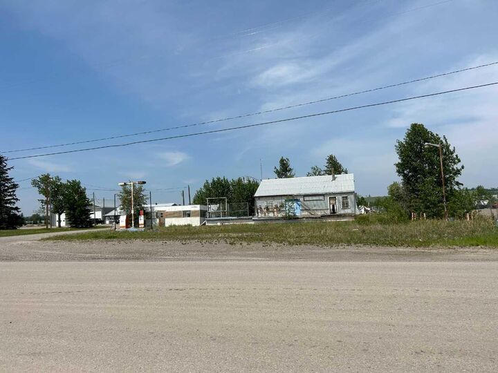 Property Photo: 5445 Hwy 584 16 AB T0M 1X0