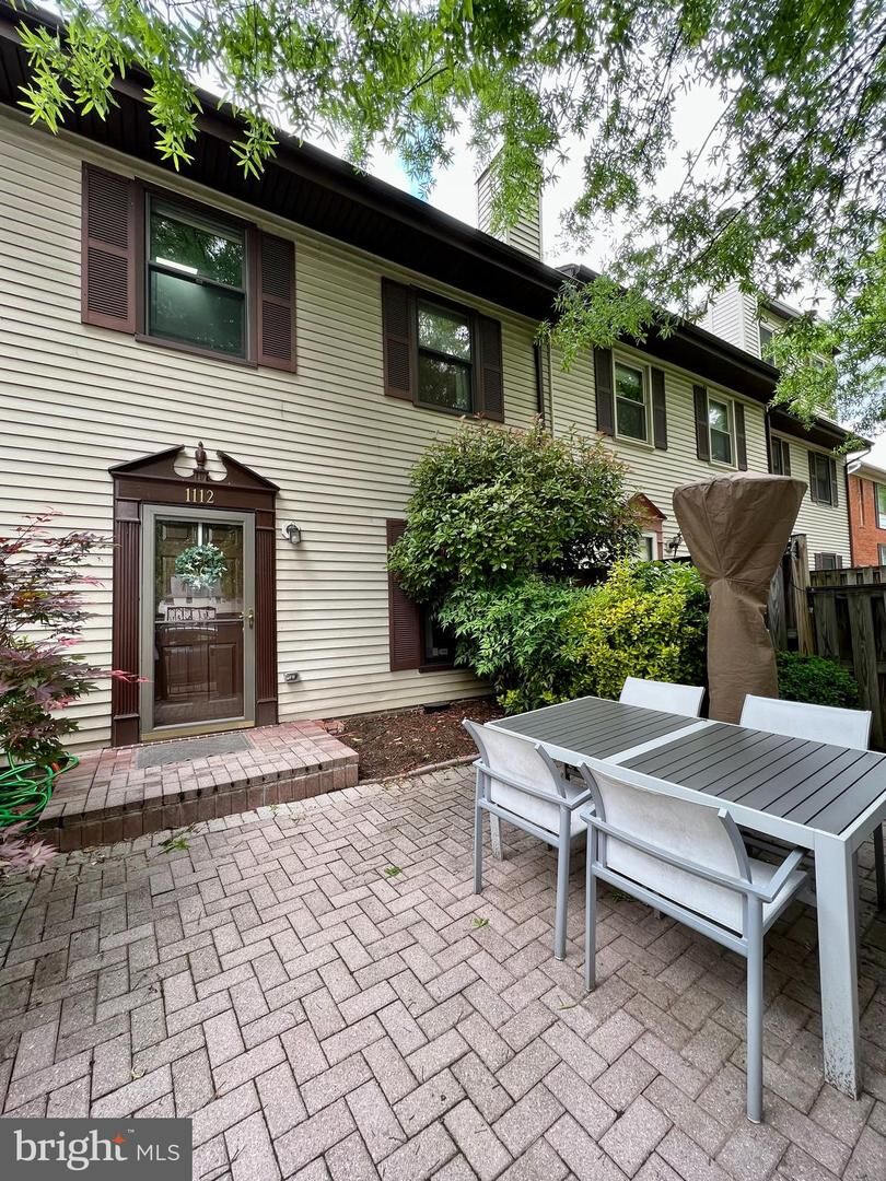 Property Photo: 1112 N Randolph Street N VA 22201