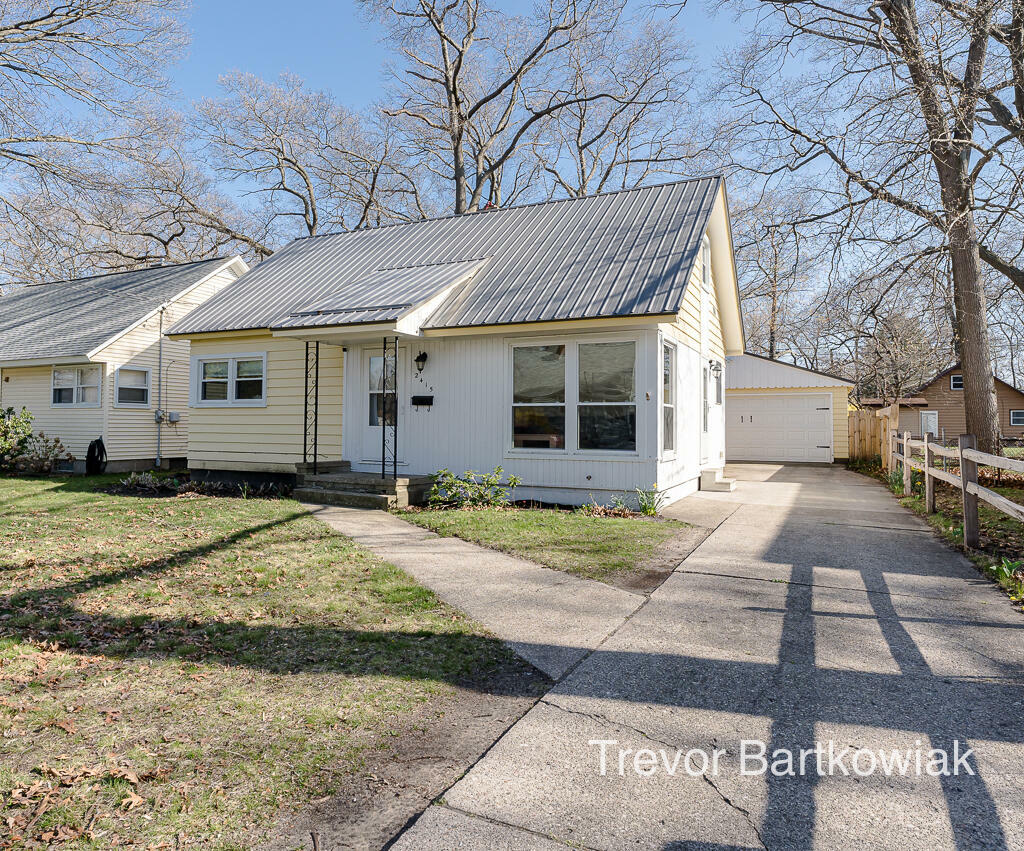 Property Photo:  2415 Philo Avenue  MI 49441 