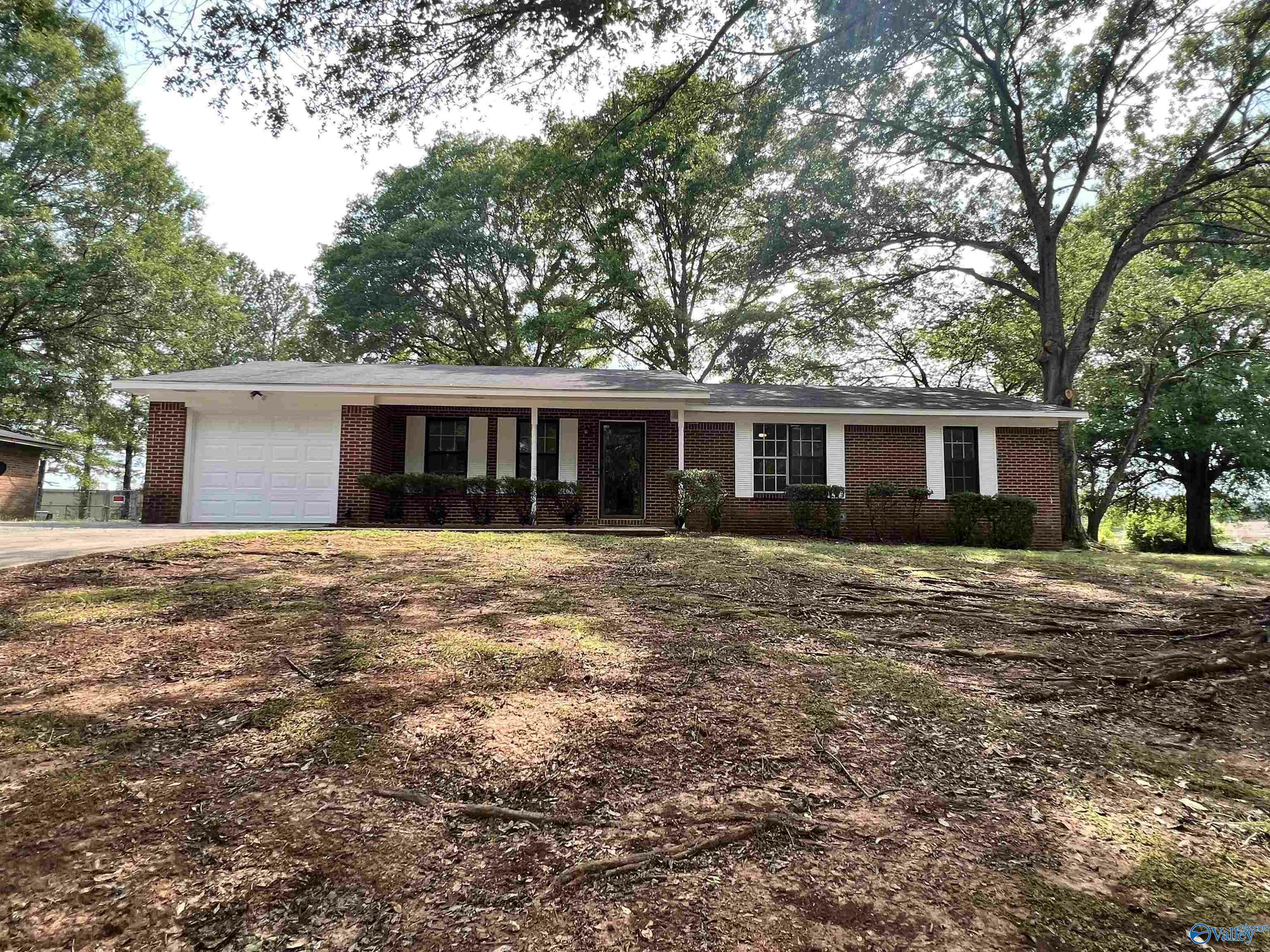 Property Photo:  2025 SW Woodmead Street  AL 35601 