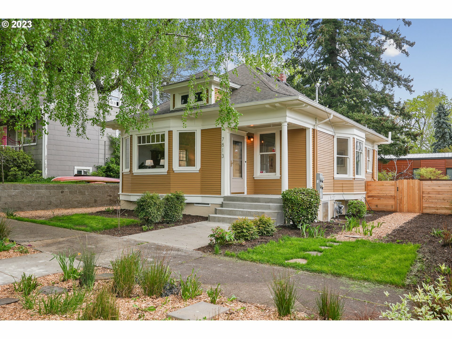 Property Photo:  7813 SE Salmon St  OR 97215 