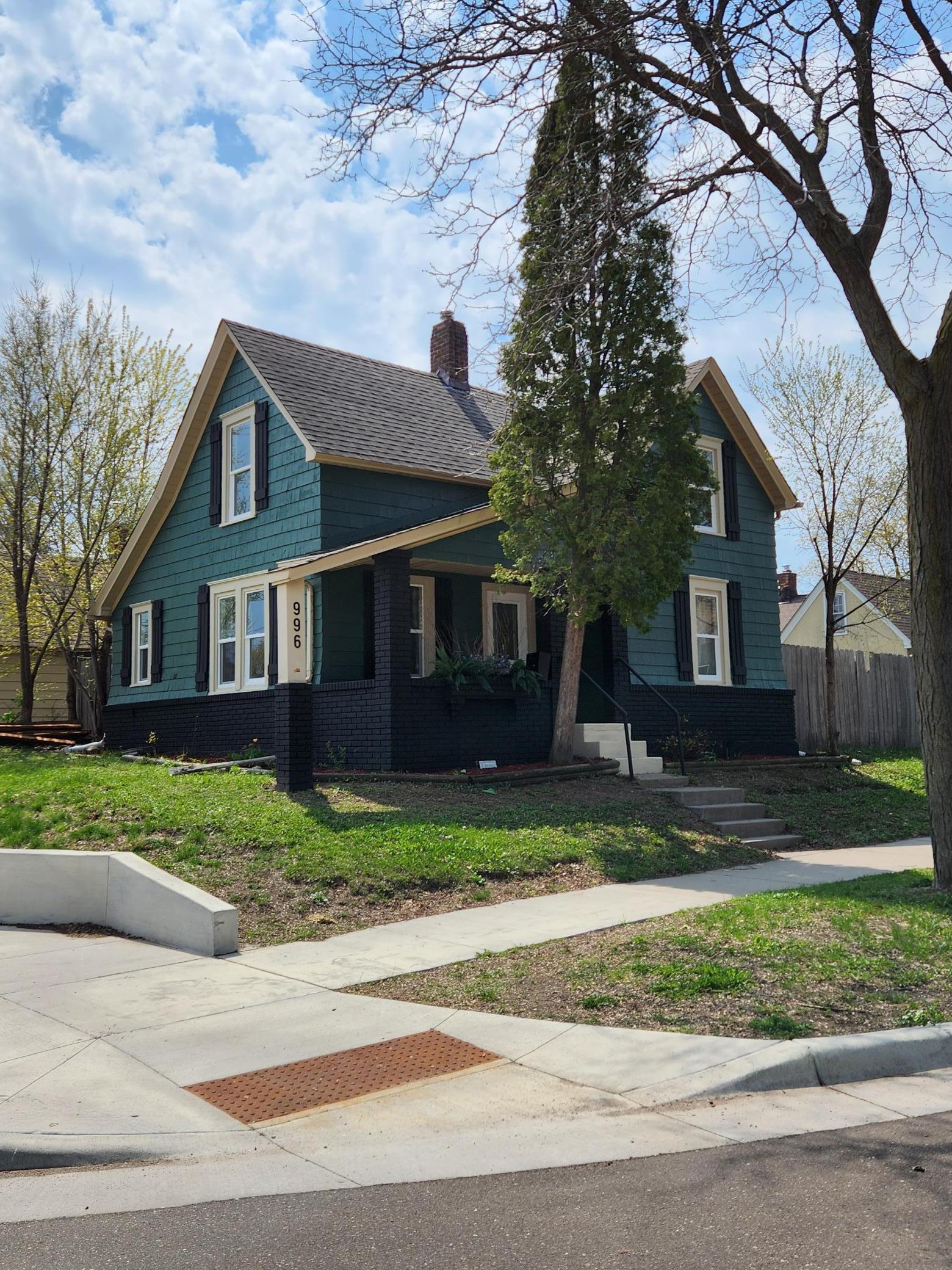 Property Photo: 996 Rose Avenue E MN 55106