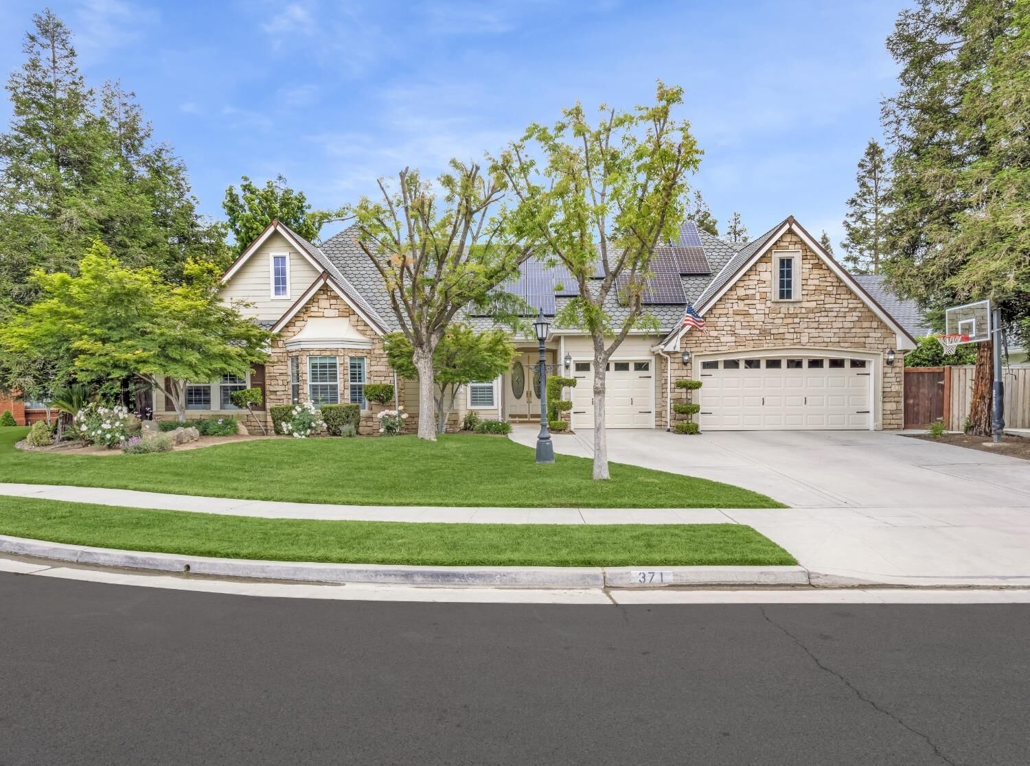 Property Photo:  371 W Warwick Avenue  CA 93619 