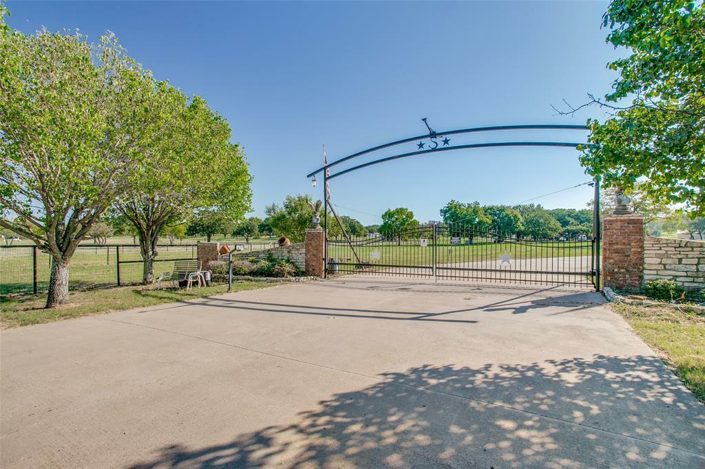 Property Photo: 1401 S Dobson Street TX 76028