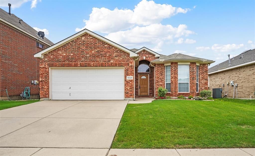 Property Photo: 9620 Willow Branch Way TX 76036