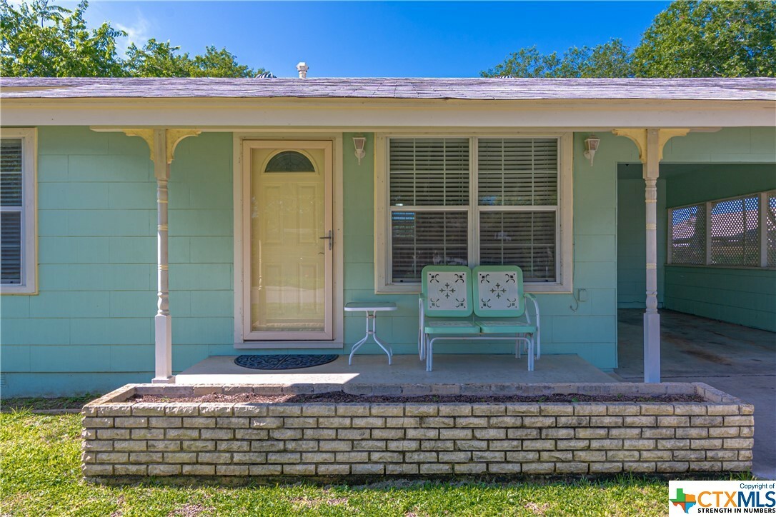 Property Photo: 1017 E Gonzales Street TX 78155