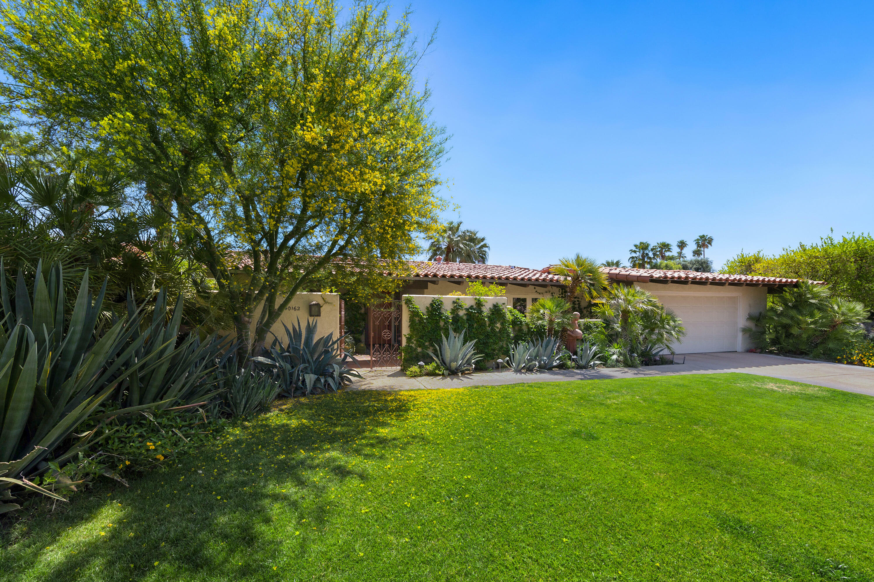 Property Photo: 40162 Vía Del Oro CA 92270