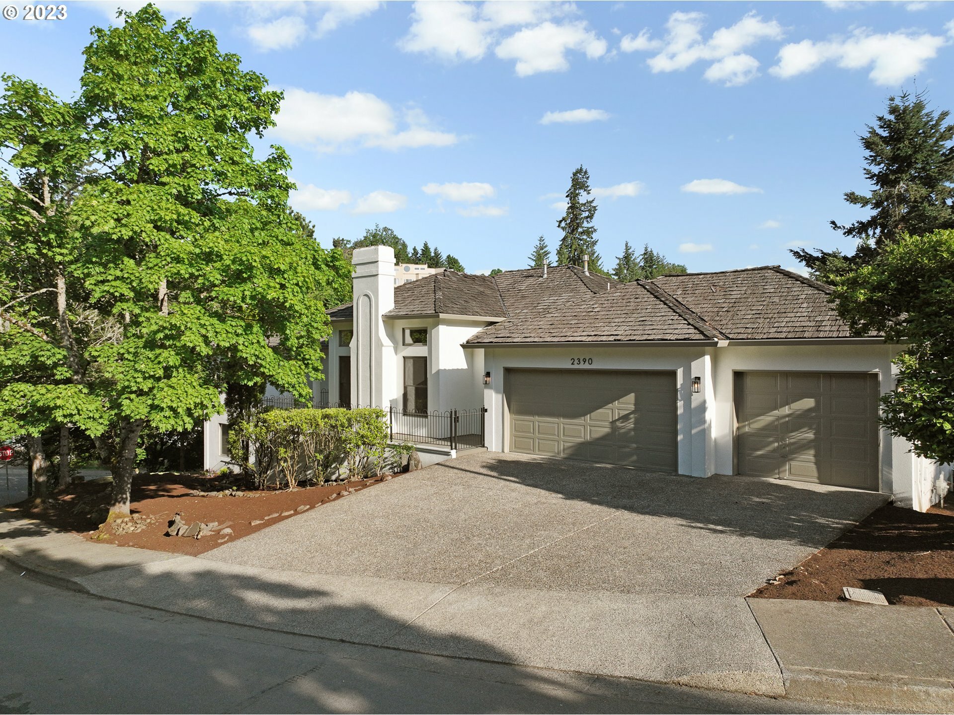 Property Photo:  2390 Falcon Dr  OR 97068 