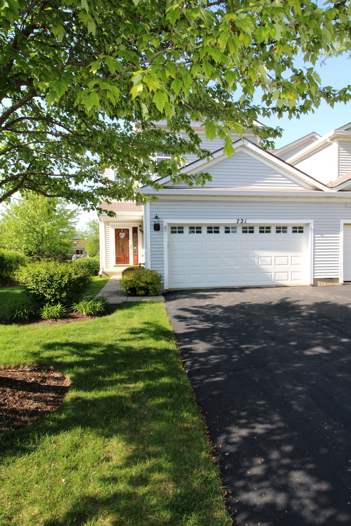 Property Photo: 721 Wedgewood Circle IL 60156