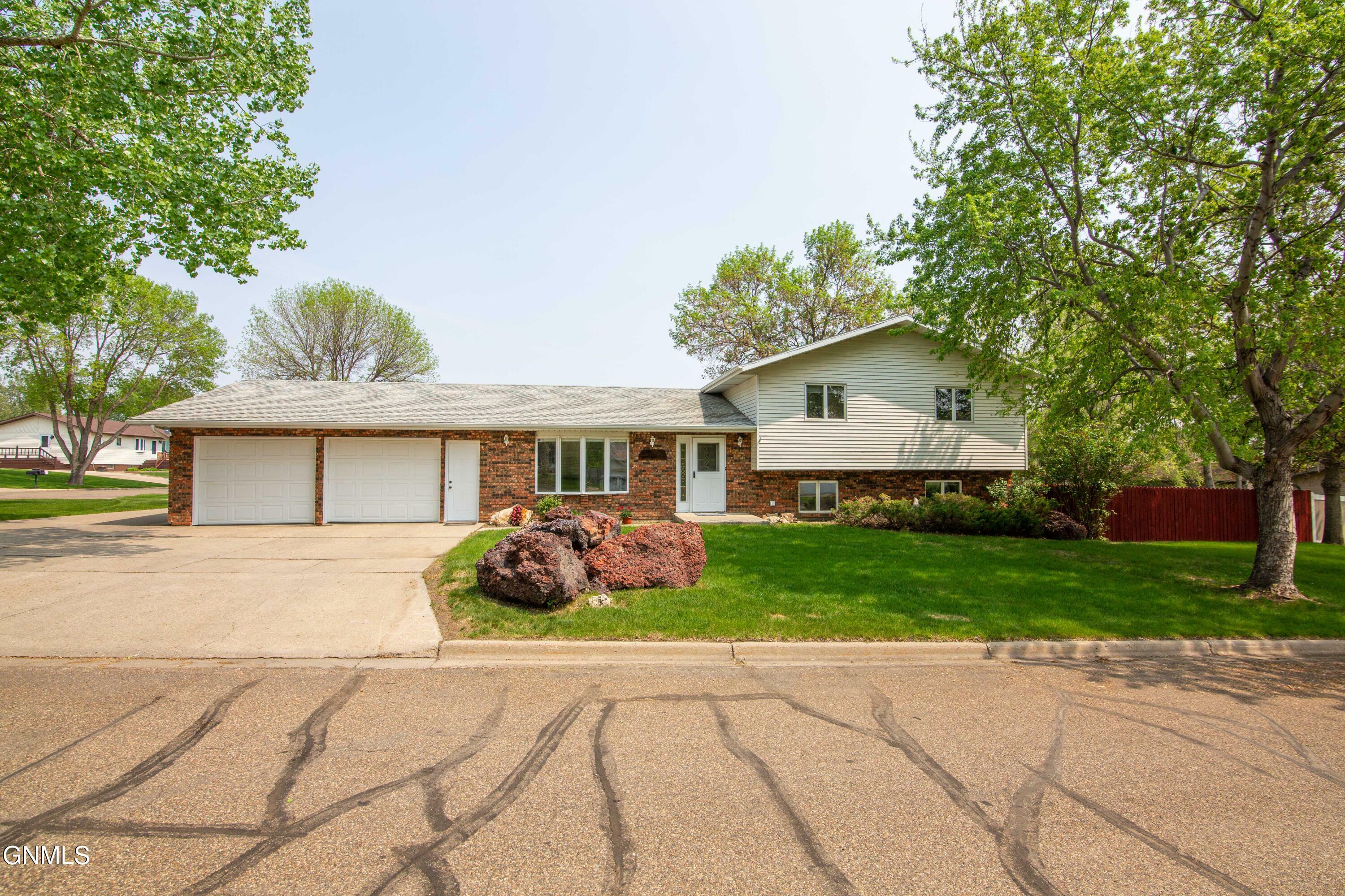 Property Photo:  1006 1st Avenue NW  ND 58523 