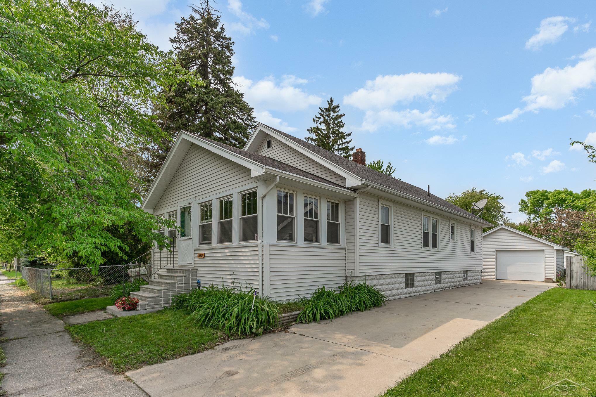 Property Photo:  1003 Elm St  MI 48706 