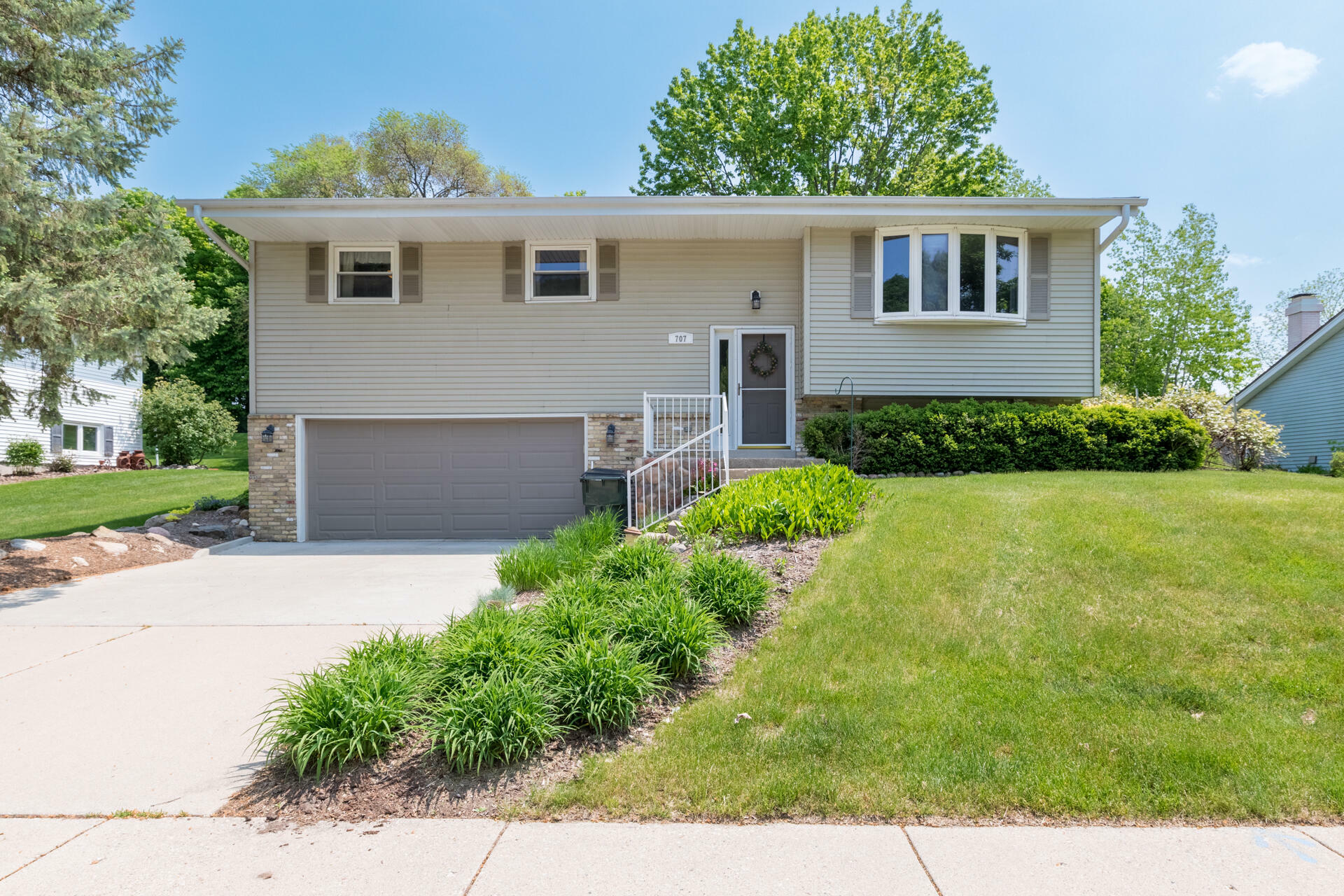 Property Photo: 707 Marshal Ct WI 53090