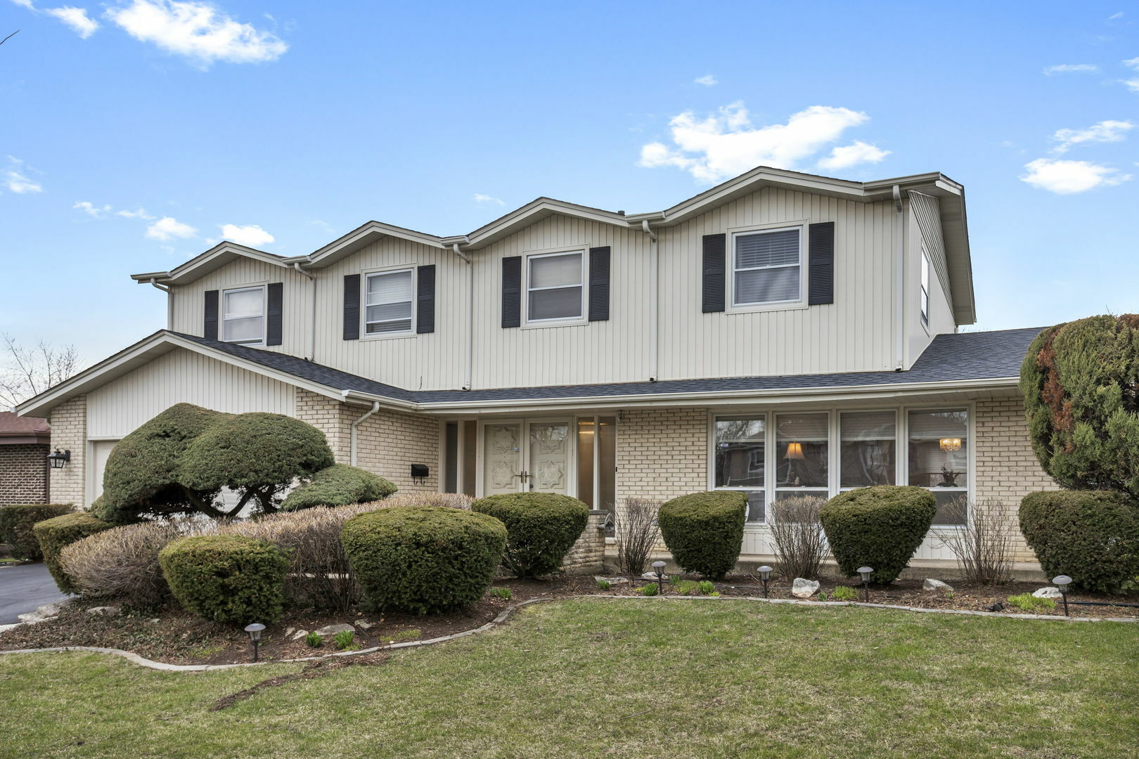 Property Photo: 2424 N Evergreen Avenue IL 60004